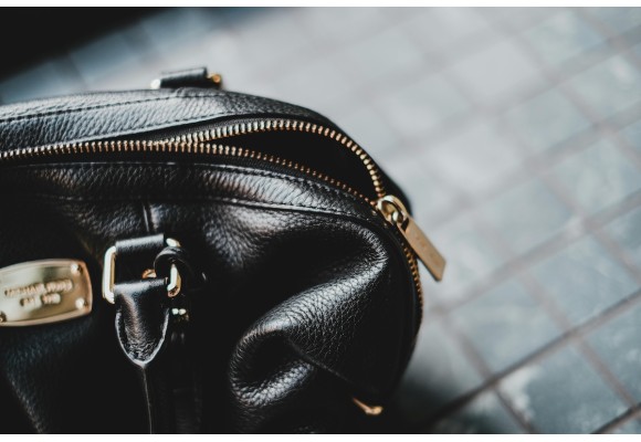 How to Replace a Zipper on a Purse or Handbag